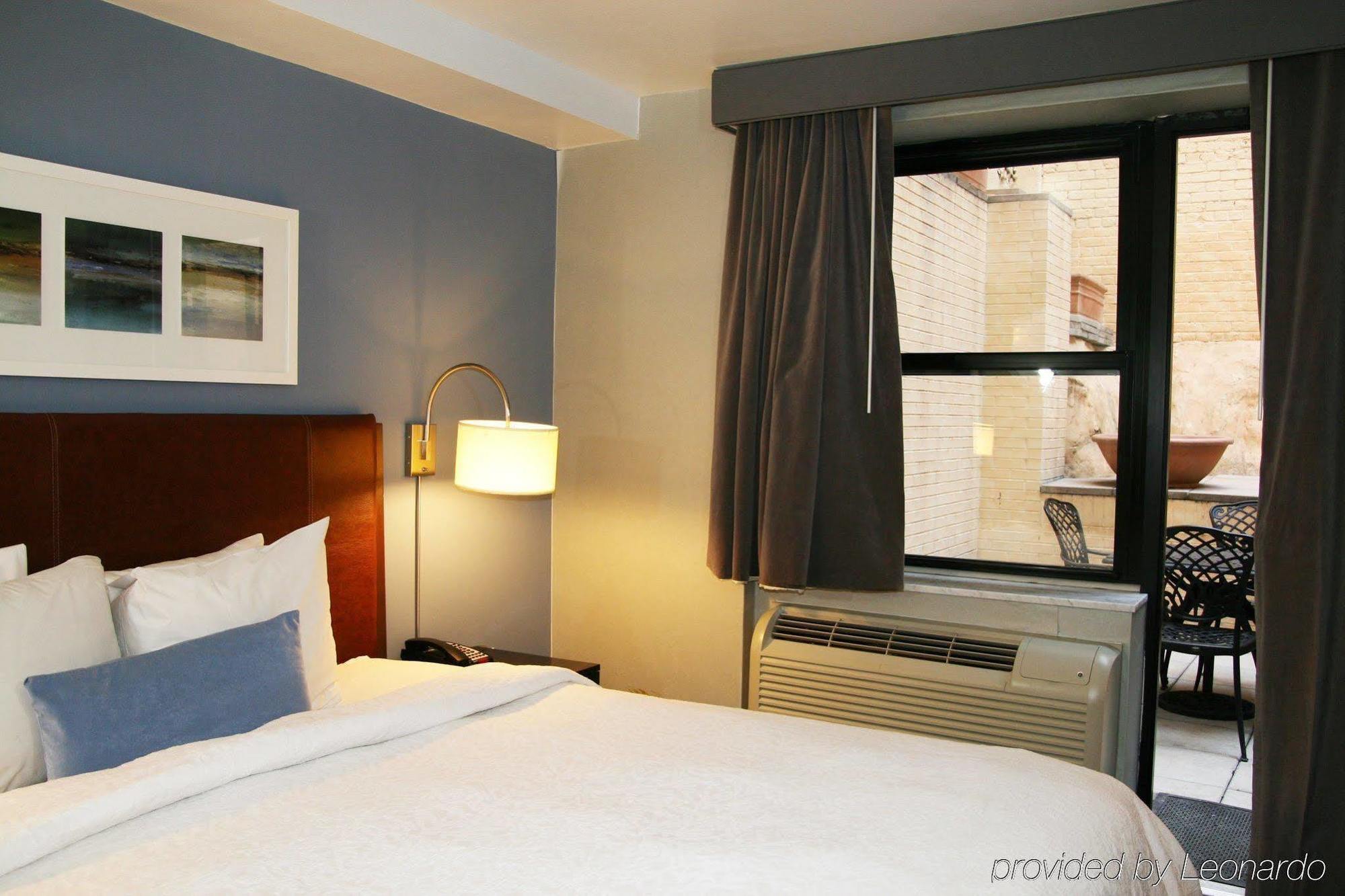 Hampton Inn Seaport Financial District Нью-Йорк Номер фото